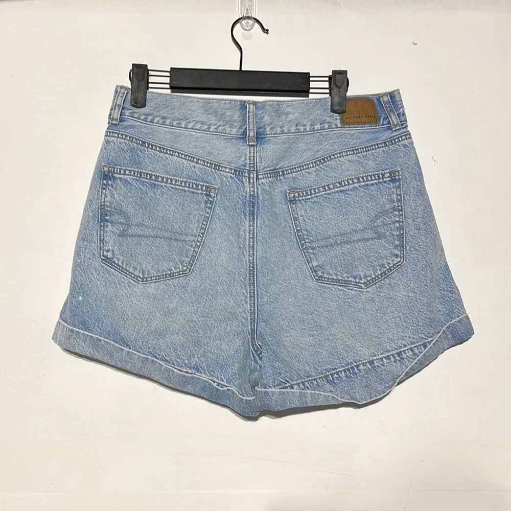 American Eagle Light Wash High Rise Mom Denim Shorts Size 10 - Picture 5 of 9